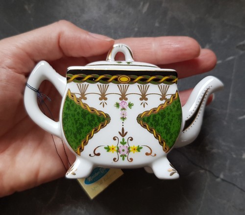 Porcelain art the miniature - the,