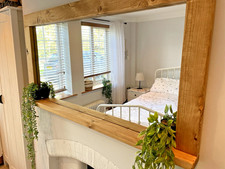 Mirror with shelf waxed in an