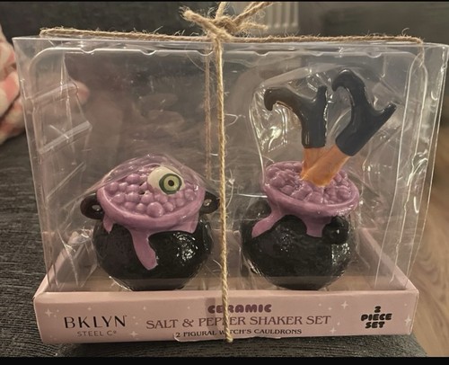 Salt pepper novelty shakers - pepper,