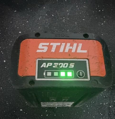 Stihl 300 battery used - 300,