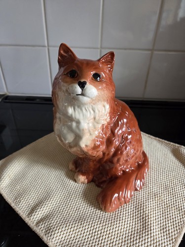 Beswick ginger white sitting - ginger,