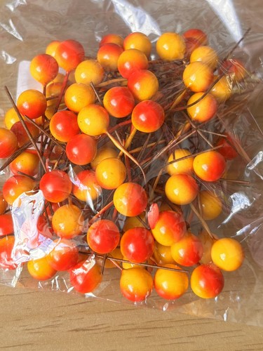 99pcs artificial holly berries - 99pcs,
