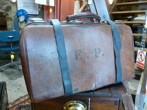 Vintage brown leather suitcase - brown,