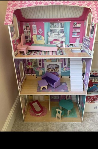Kidskraft dolls house - dolls,