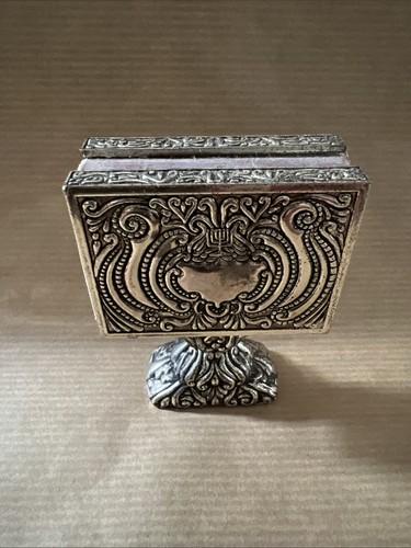 Vintage silver tone matchbox - silver,