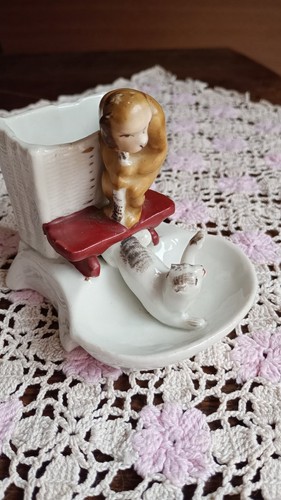 Monkey pulling cat tail - cat's,