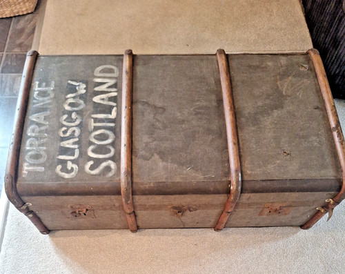 Large vintage steamer trunk - large,