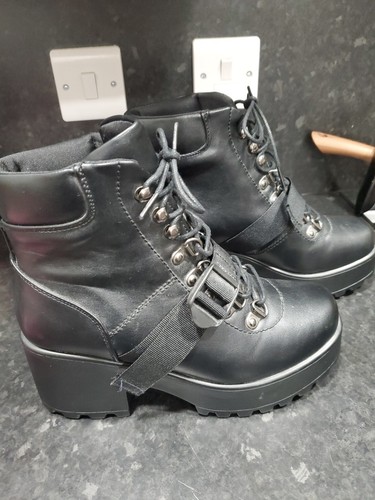 Size chunky platform boots - 4,