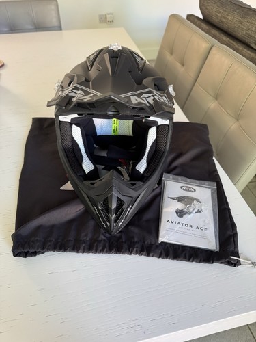 New unworn size airoh - size, m
