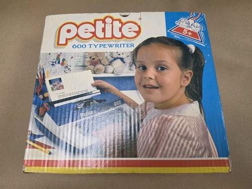 Vintage petite 600 typewriter - 600,