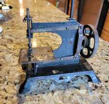 VINTAGE MINI SEWING MACHINE, Unbranded/Display Only