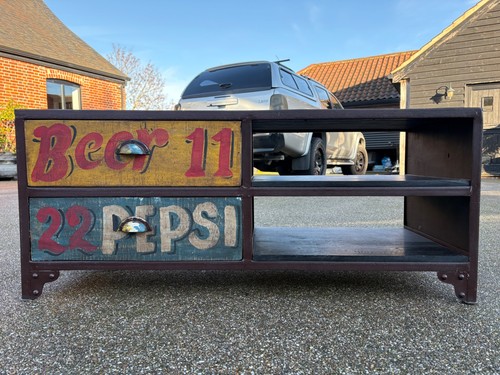 Gaming stand vintage - stand, in