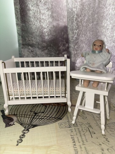 Great condition dollhouse - great,