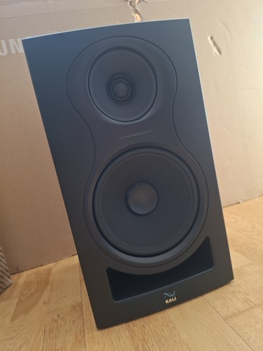 Kali audio v2 - in-8, studio