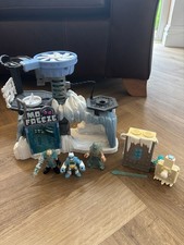 Imaginext DC Super Friends Mr Freeze Arctic Lair with Ice Chamber and Mr Freeze