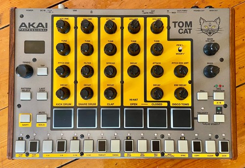 Akai tom cat tomcat - cat,
