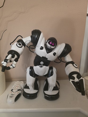 Wowwee robosapien 2004 robot - robosapien,