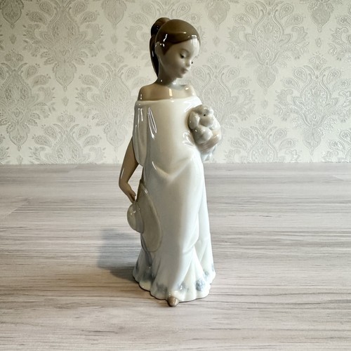 Vintage nao lladro figurine - vintage,