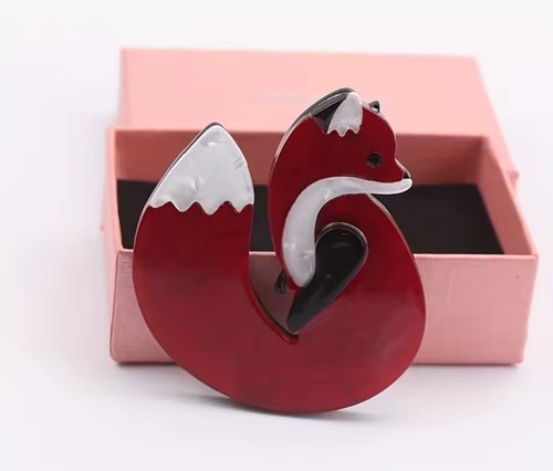 Charming red fox brooch - red,