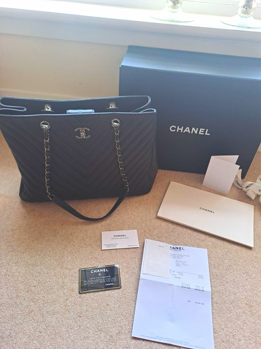 Chanel black leather chevron - black,