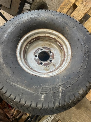 Front stud wheel - front,