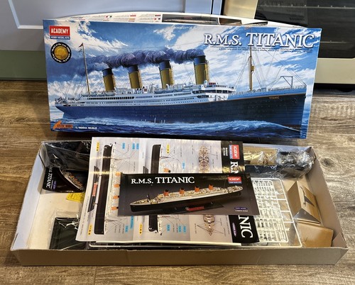 400th scale rms titanic - scale,