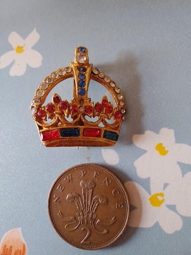 Lovely vintage crown brooch - lovely,