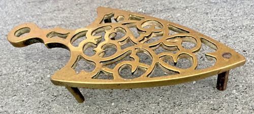 Brass trivet pot - or, hearth
