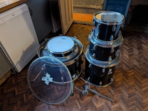 Tama swings tarred - tarred, badge