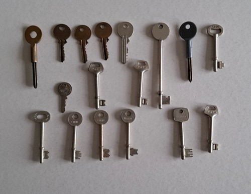 Lot old keys please - old,