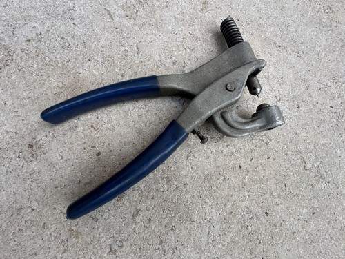 Vintage tucker eyelet tool - tucker,