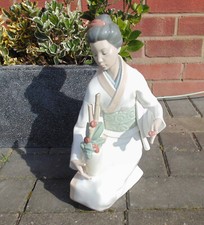 (8151)  Nao by Lladro Figurine ornament Geisha Arranging a Vase of Flowers #1276