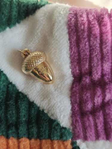 9ct hallmarked gold acorn - gold,