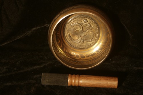 Singing bowl 15cm etched - om,