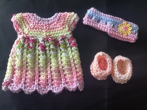 Hand knitted dolls clothes - , to