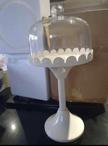 White round pedestal cake - white,