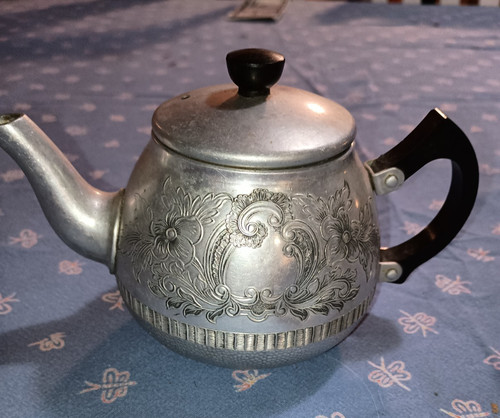 Mcm swan brand teapot carlton - mcm,