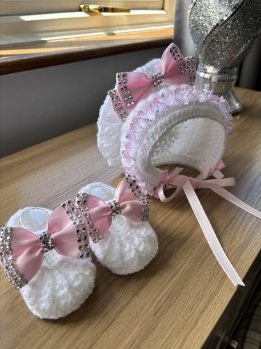 Baby bonnett and shoes hand - and,