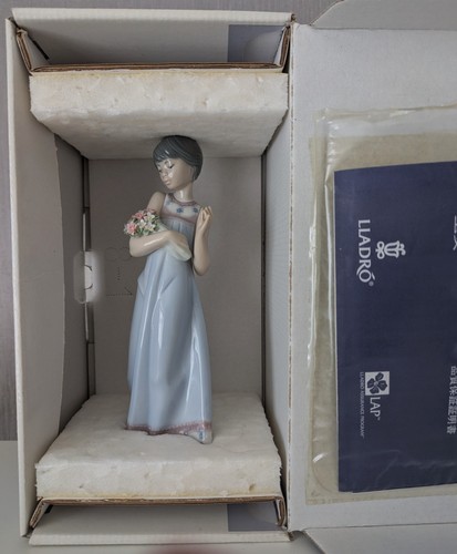 Lladro figurine spring token - figurine,