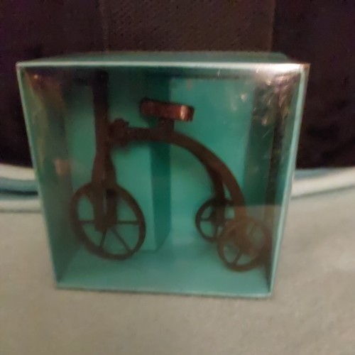 Vintage model metal tricycle - model,