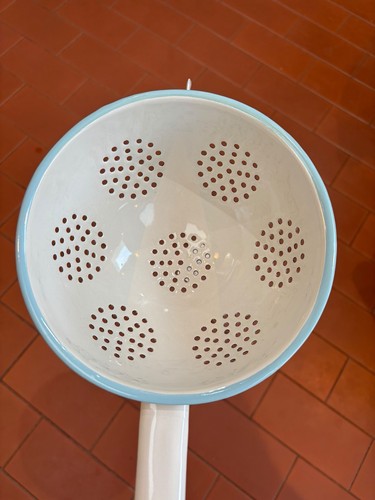 Enamel sieve cream with pale - sieve.,