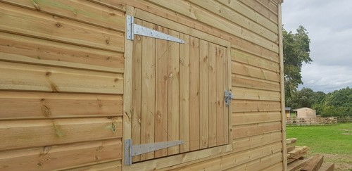 Stable window rear - stable,