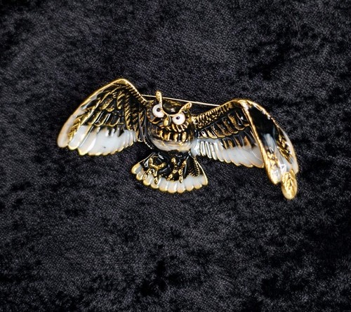 Flying owl brooch - flying,