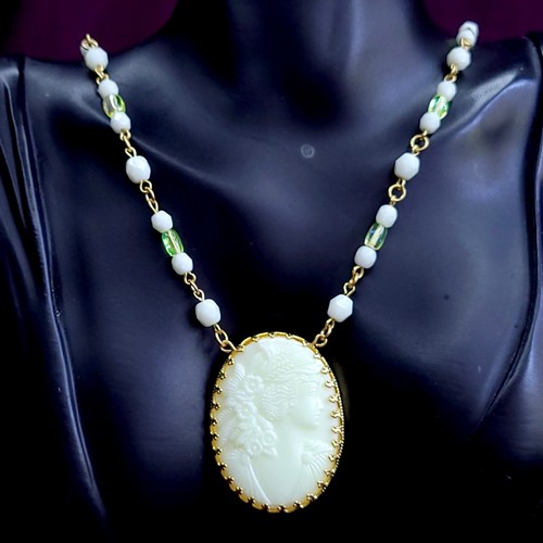 Vaseline uranium glass cameo - glass,