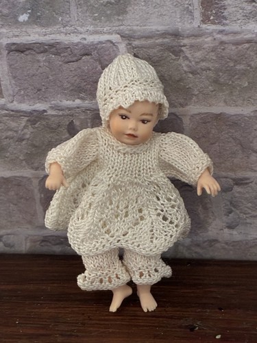Dolls house scale - dolls,