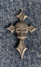 SKULL AND CROSS BIKER MOTORCYCLE  LAPEL PIN BADGE