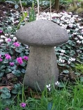 STONE GARDEN SMALL STADDLE STONE MUSHROOM / TOADSTOOL ORNAMENT ANTIQUE OLD STYLE