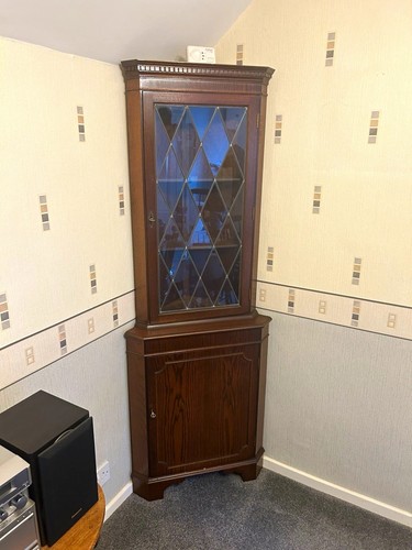 Wood glass corner display - &,