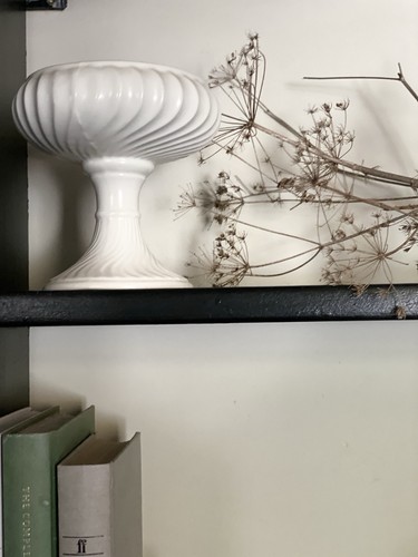 Pretty white ribbed pedestal - white,