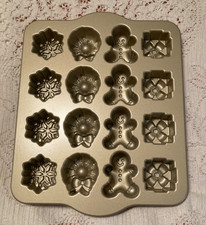 NordicWare Williams Sonoma Gold 16 Holiday Teacake Pan